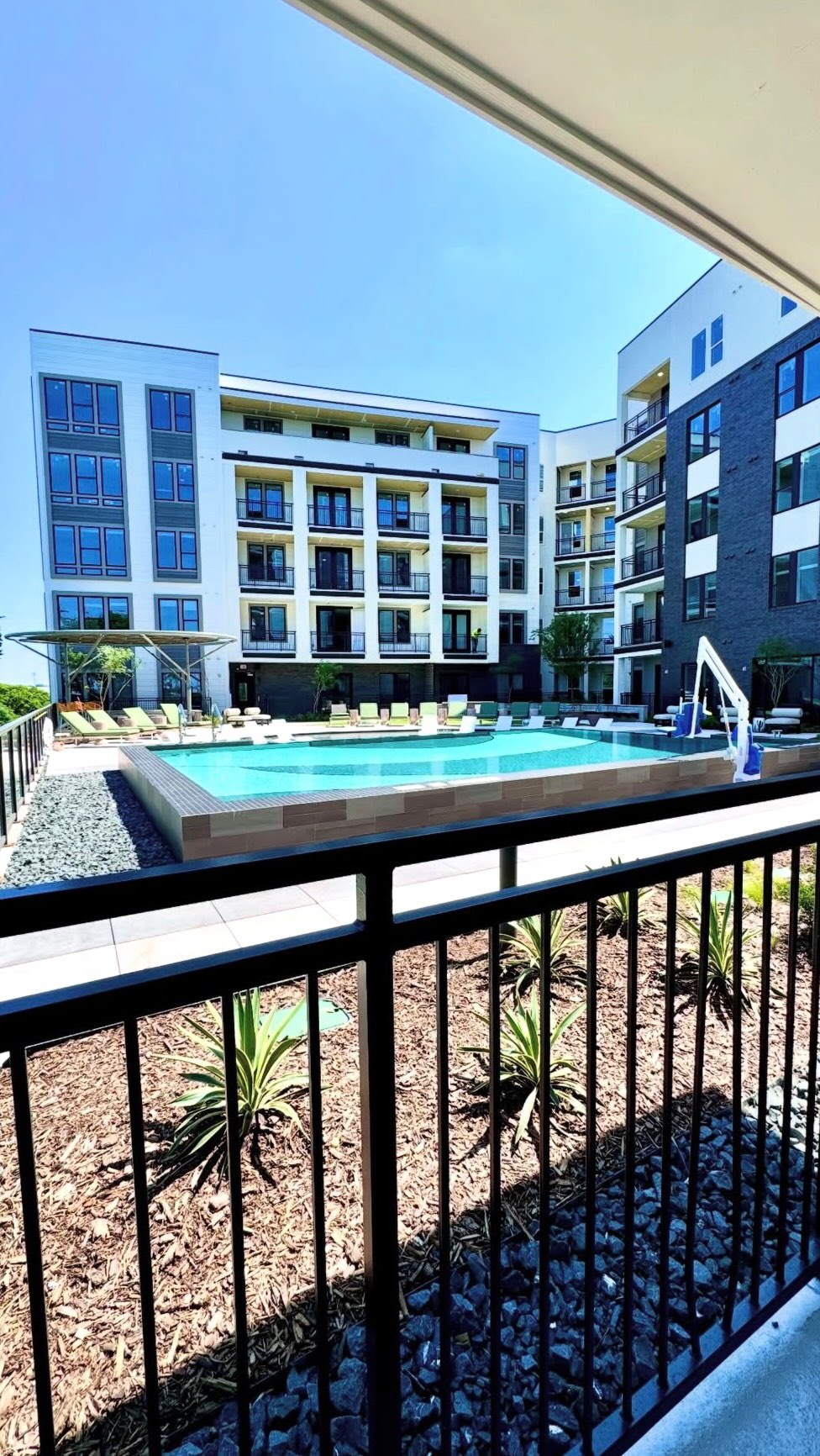 Alexan Deep Ellum apartments at 2800 Commerce St
