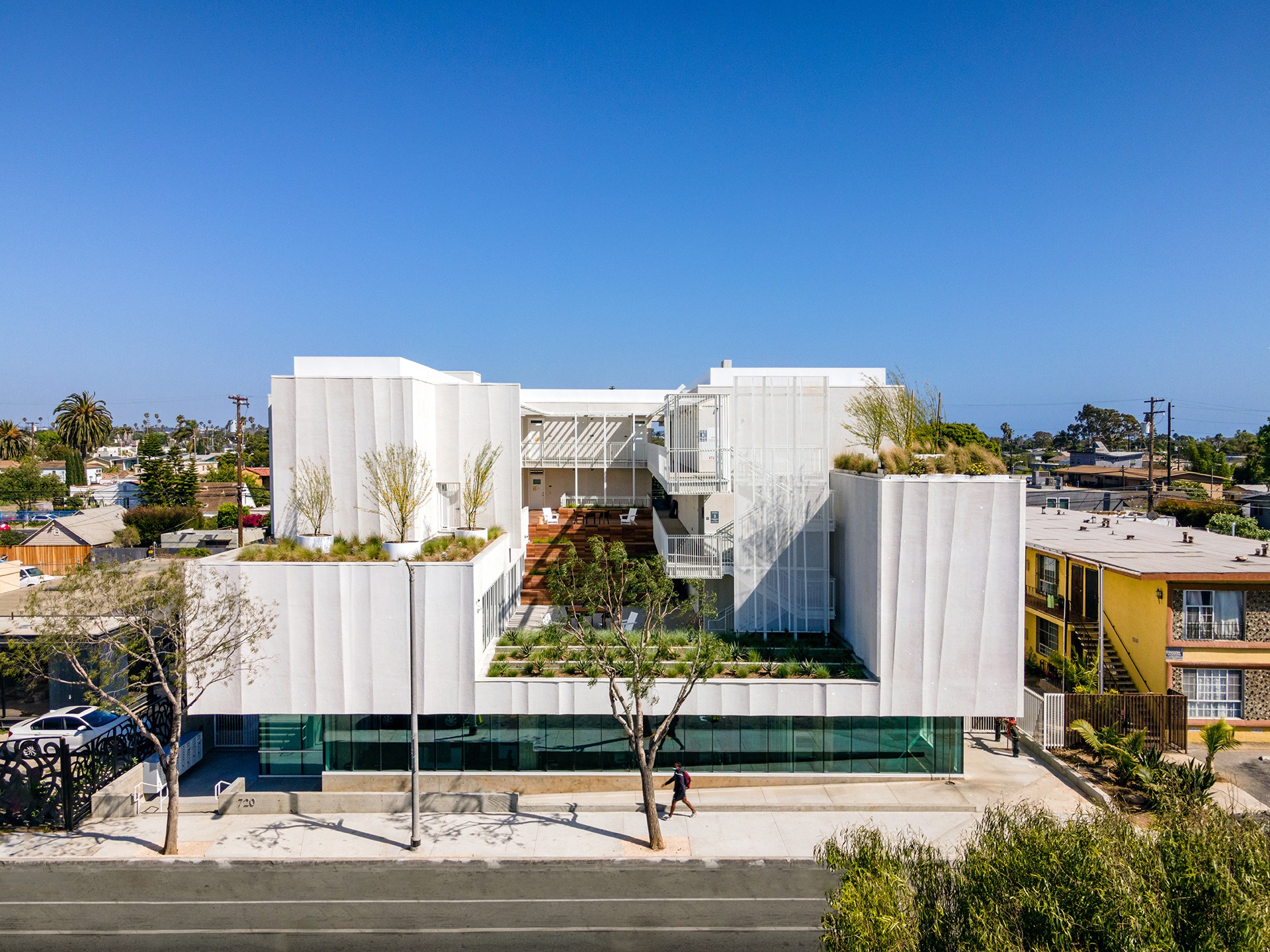 Venice on Rose apartments at 711 Rose Ave