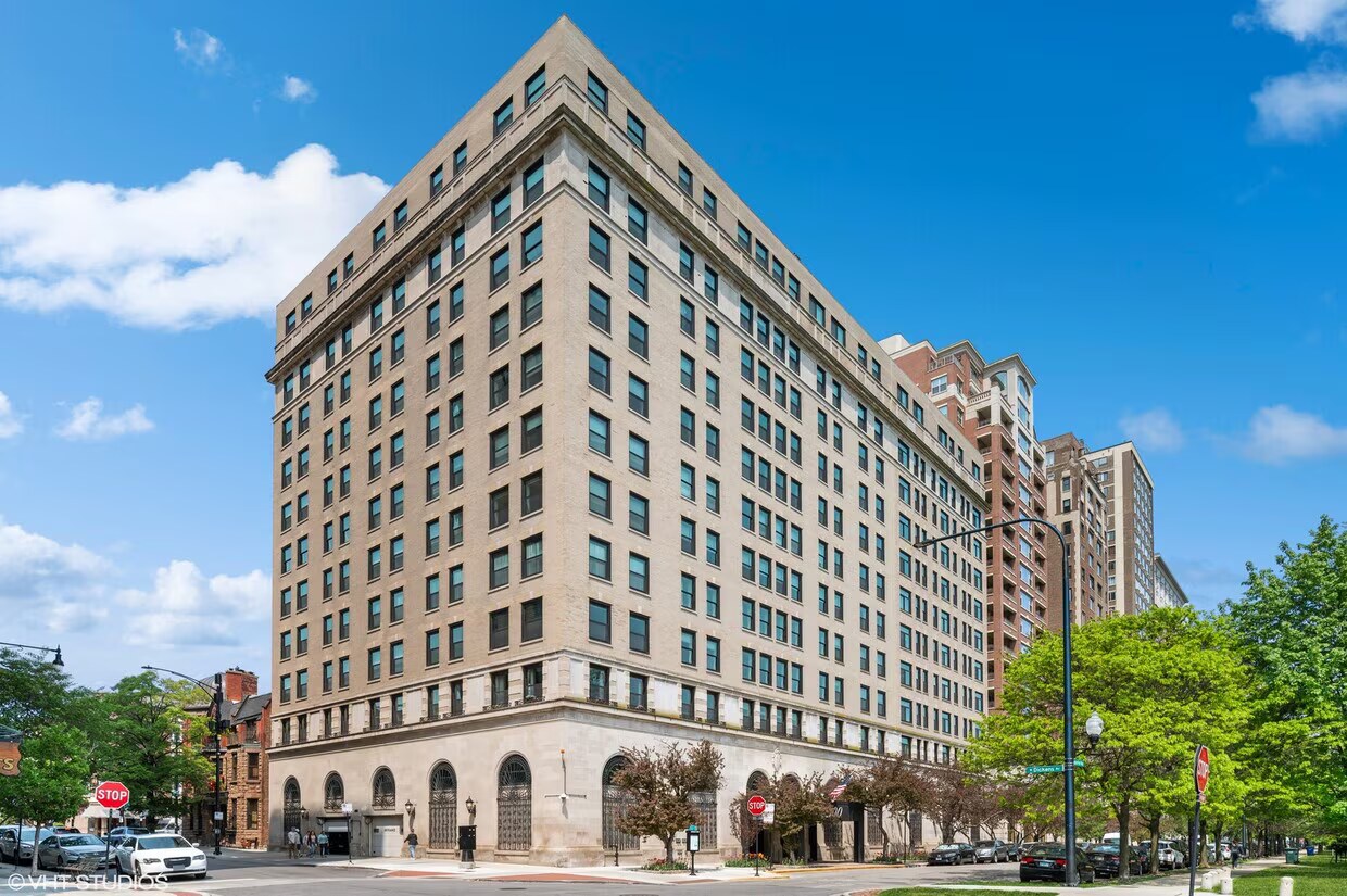 2100 N Lincoln Park West apartments at 2100 N Lincoln Park W