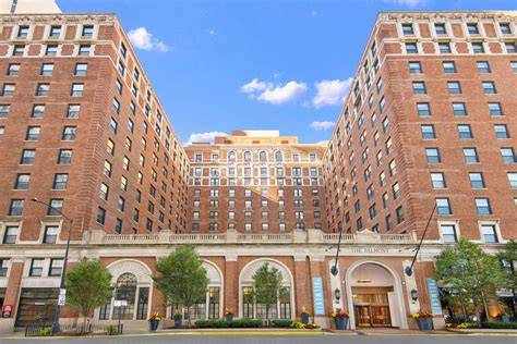 Belmont by Reside apartments at 3170 N Sheridan Rd