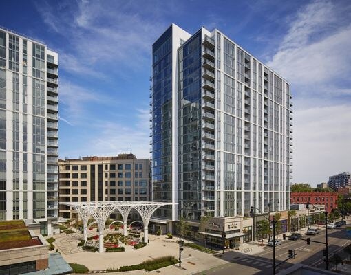 Lincoln Common apartments at 2345 N Lincoln Ave