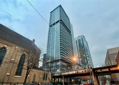 Old Town Park apartment building in Old Town, Chicago